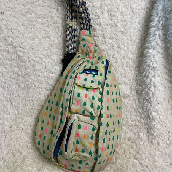 KAVU Rope Sling Backpack Canvas Beige Retro Muted Rainbow Raindrops - Picture 2 of 10